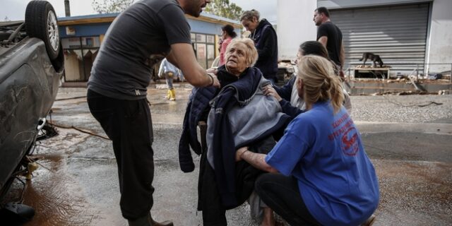 Βίντεο: Δραματική διάσωση ηλικιωμένων μέσα από τα σπίτια τους