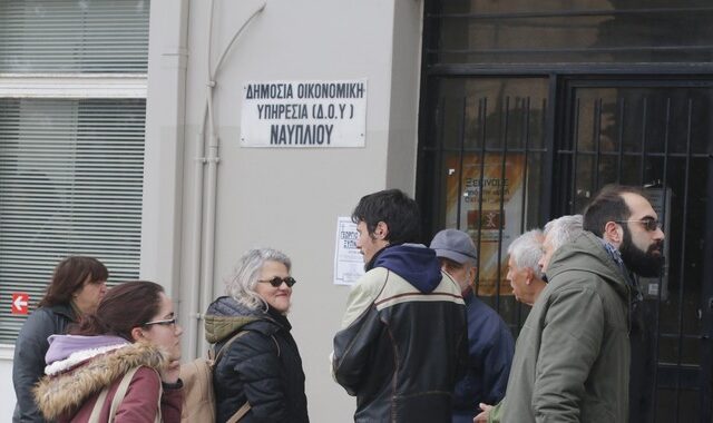 Επιστρέφουν την προκαταβολή φόρου σε όσους ‘έκλεισαν βιβλία’ το 2016