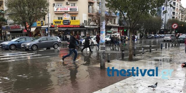 Σε ποτάμια μετατράπηκαν κεντρικοί δρόμοι της Θεσσαλονίκης