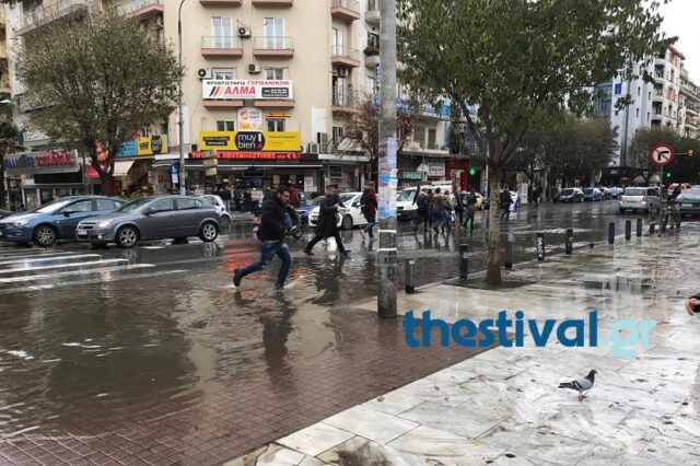 Σε ποτάμια μετατράπηκαν κεντρικοί δρόμοι της Θεσσαλονίκης