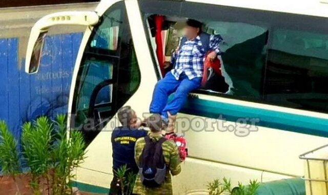Ελευσίνα: Λεωφορείο βυθίστηκε σε χείμαρρο λάσπης – Κινδύνευσαν οδηγοί και επιβάτες