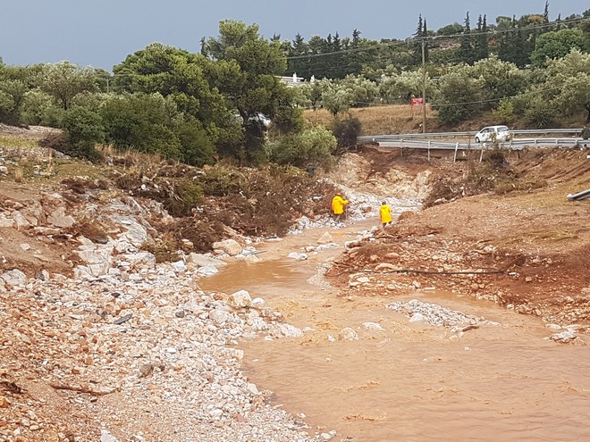 Ελπίδα μέσα στις λάσπες: Σώος ο ένας αγνοούμενος