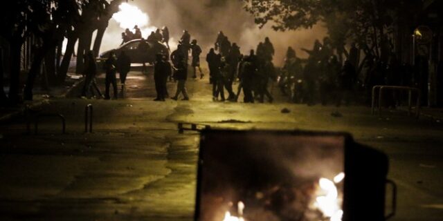 LIVE: Επεισόδια και μολότοφ στα Εξάρχεια – Μία τραυματίας από φωτοβολίδα