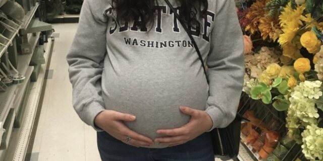 Παρίστανε την έγκυο για να περάσει ‘τζάμπα’ φαγητό στο σινεμά