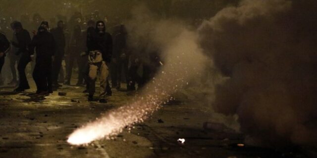 Επεισόδια στο Πολυτεχνείο: Στην εντατική η δικηγόρος που δέχθηκε φωτοβολίδα στο πόδι