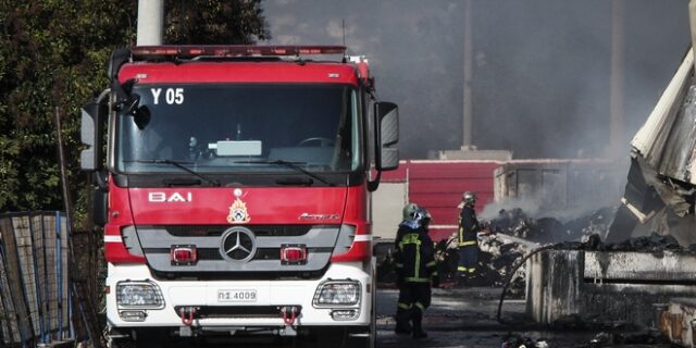 Μεγάλη φωτιά σε αποθήκη βιοτεχνίας χαρτικών στο Μενίδι