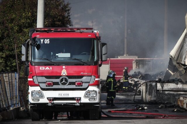 Μεγάλη φωτιά σε αποθήκη βιοτεχνίας χαρτικών στο Μενίδι