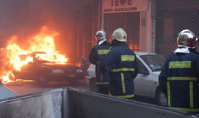 Πάτρα: Εμπρηστικές επιθέσεις σε τέσσερα αυτοκίνητα κι ένα δίκυκλο