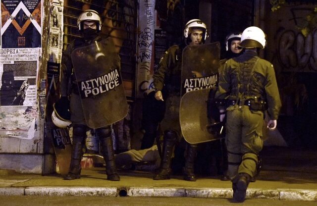 Συνελήφθη 22χρονος Γάλλος που έσπαγε κάμερες έξω από το Πολυτεχνείο