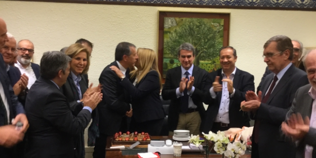 Η Φώφη κέρασε και έκοψε τούρτα για τη νίκη και τα γενέθλια της