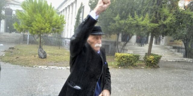 Συγκλόνισε ο Μ.Γλέζος: Στο Πολυτεχνείο υπό καταρρακτώδη βροχή