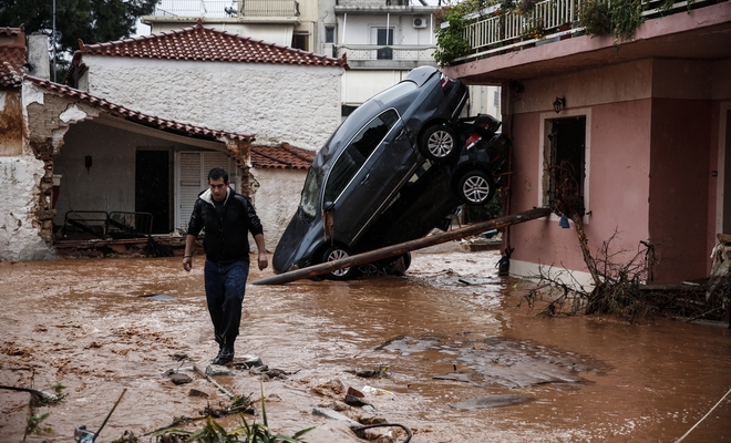 Όσο υπάρχουν άνθρωποι: Ξενοδόχος προσφέρει στέγη στους πλημμυροπαθείς