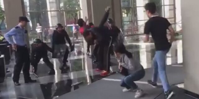 Απίστευτο βίντεο: Απελευθερώνει όμηρο με κίνηση Τζούντο