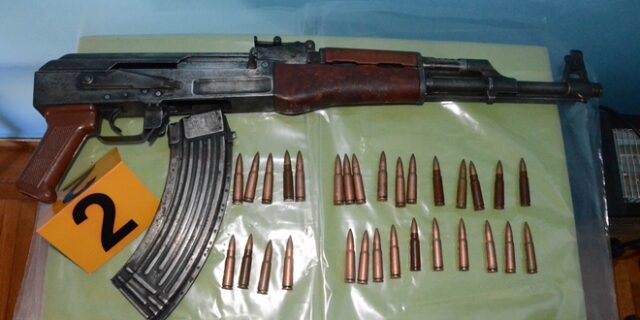 Δολοφονία Ζαφειρόπουλου: Βαρύτατος οπλισμός και αστυνομικές στολές στο σπίτι των κατηγορούμενων -Τι ετοίμαζαν