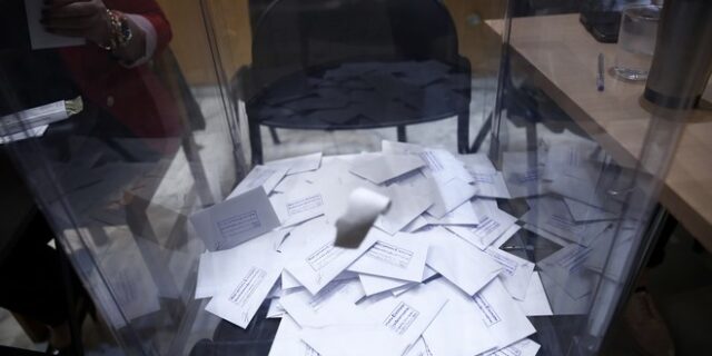 Γιατί η ΝΔ προωθεί σενάρια για εκλογική νοθεία