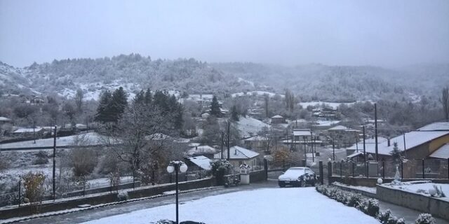 Έπεσαν τα πρώτα χιόνια στην Καστοριά