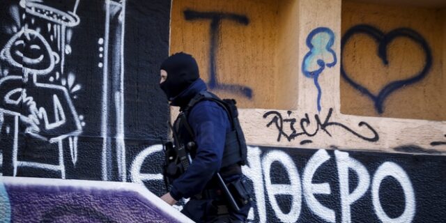 Διπλή επιχείρηση της ΕΛΑΣ σε Εξάρχεια και Κουκάκι για εκκένωση καταλήψεων