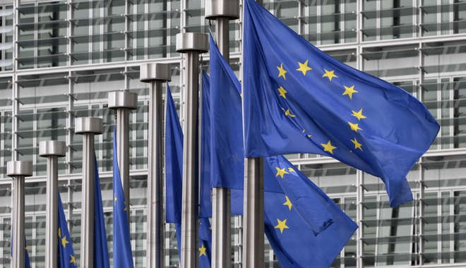 ΕΕ: Αναπτυξιακά μέτρα η αύξηση του κατώτατου μισθού και η 13η σύνταξη