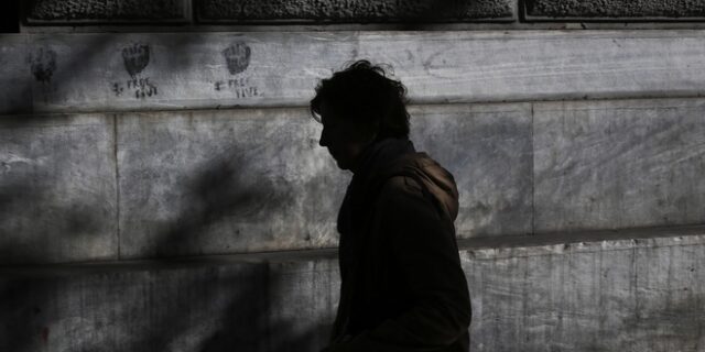 Der Spiegel: Τα μνημόνια δημιούργησαν φτωχούς εργαζόμενους στην Ελλάδα