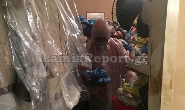 Απίστευτες εικόνες: Με ειδικές στολές άδειασαν διαμέρισμα – χαβούζα στη Λαμία