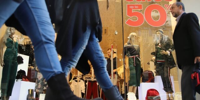 Ανοιχτά μαγαζιά την Κυριακή: Πολύς κόσμος, λίγες σακούλες
