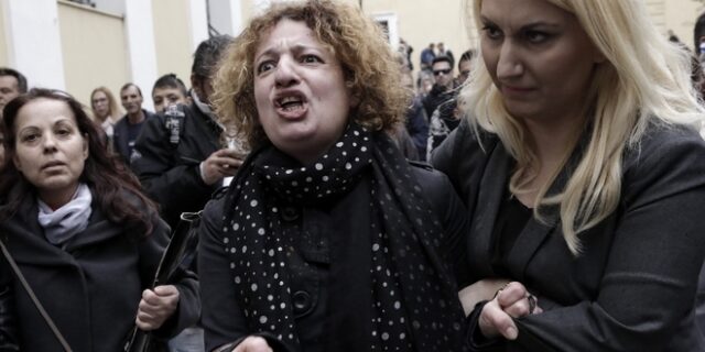 Βίντεο: Ξυλοκοπήθηκε ο φονιάς της Δώρας στην Ευελπίδων- Ξέσπασαν οι συγγενείς