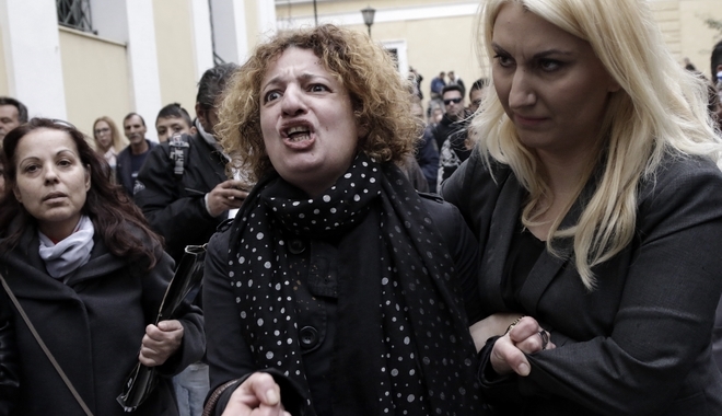 Βίντεο: Ξυλοκοπήθηκε ο φονιάς της Δώρας στην Ευελπίδων- Ξέσπασαν οι συγγενείς