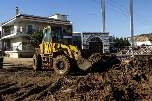 Είδη πρώτης ανάγκης παρέδωσε σήμερα το Πυροσβεστικό Σώμα στους πλημμυροπαθείς της Μάνδρας