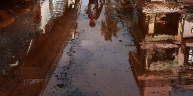 Στους 21 οι νεκροί στην Μάνδρα-Εντοπίστηκε ακόμα ένα θύμα κάτω από τα μπάζα