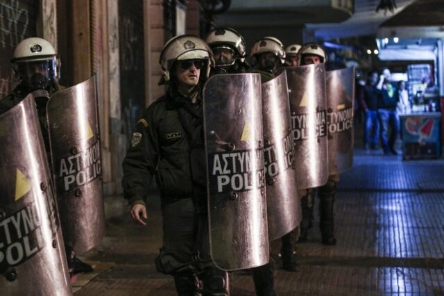 Προσαγωγές της ΕΛΑΣ έπειτα από έφοδο σε κατάληψη στα Εξάρχεια