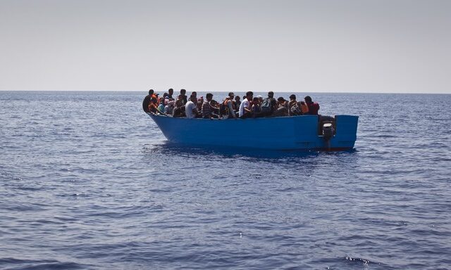 Νεκροί 23 μετανάστες σε ναυάγιο στην κεντρική Μεσόγειο