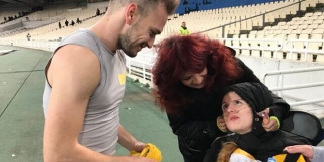 Στο γήπεδο για την αγαπημένη της ομάδα, την ΑΕΚ, η Μυρτώ