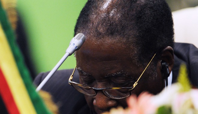 Ζιμπάμπουε: Ο Μουγκάμπε αντιστέκεται στις πιέσεις του στρατού να φύγει από τη χώρα