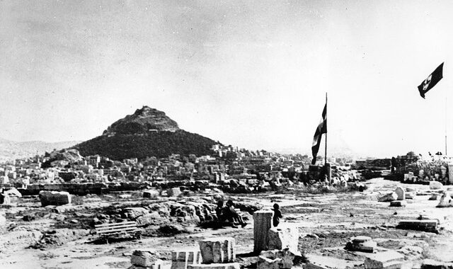 Sueddeutsche Zeitung: ‘Σφαγές και μερικά όμορφα σουβενίρ’ από τους Γερμανούς αρχαιολόγους στην Κατοχή