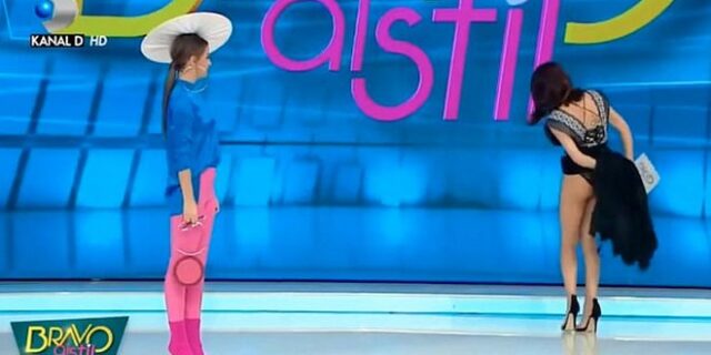 Πανικόβλητη παρουσιάστρια κάνει στριπτίζ, ψάχνοντας για αράχνη