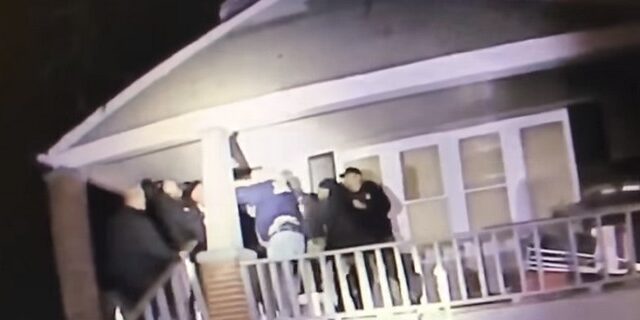 Βίντεο: Αστυνομικοί πιάστηκαν στα χέρια κατά τη διάρκεια επιχείρησης