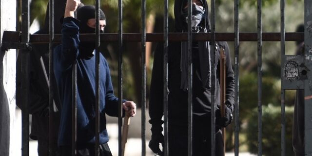 Άρχισαν από τα μεσάνυχτα τα “όργανα” στο Πολυτεχνείο-Επιθέσεις με βόμβες μολότοφ