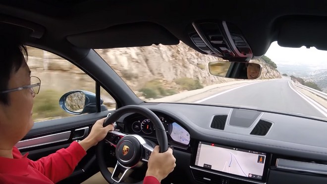 Οδήγησε τη νέα Porsche Cayenne στην Κρήτη και τρελάθηκε με τους δρόμους της