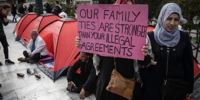 Πορεία προσφύγων απ’ τη Θεσσαλονίκη προς τα σύνορα