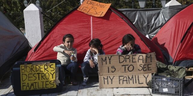 ‘Επανενώστε τις οικογένειές μας τώρα’ λένε οι πρόσφυγες στο Σύνταγμα