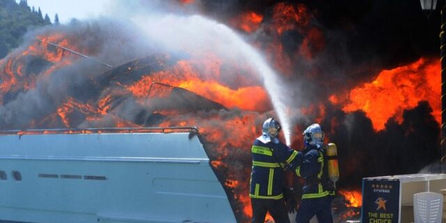 Πυρκαγιά σε σκάφος στη μαρίνα της Γλυφάδας