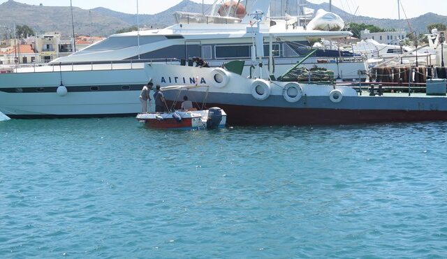 Κόλλησε αλιευτικό ανοιχτά της Ύδρας