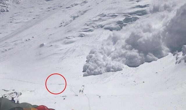 Τρομακτικό βίντεο: Χιονοστιβάδα ‘καταπίνει’ ορειβάτες