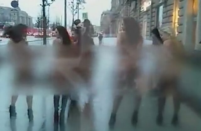 Βίντεο: Ρωσίδες διαδηλώνουν γυμνές υπέρ του Χάρβεϊ Γουάινσταϊν έξω από την αμερικανική πρεσβεία