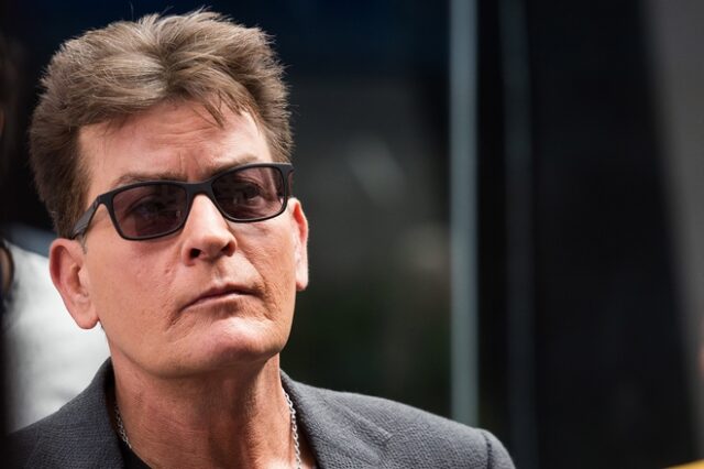 Ο Charlie Sheen αρνείται κατηγορηματικά ότι βίασε τον 13χρονο συμπρωταγωνιστή του Corey Haim