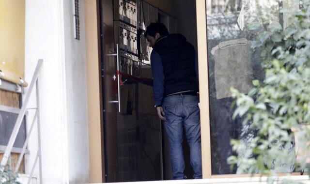 Νέα Σμύρνη: Έβαλε φωτιά σε ρούχα, κλείδωσε την πόρτα και έβγαλε το κλειδί