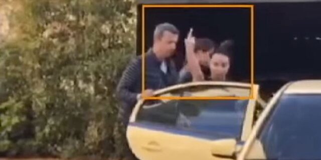 Το μεσαίο δάχτυλο της κυρίας Σταμάτη
