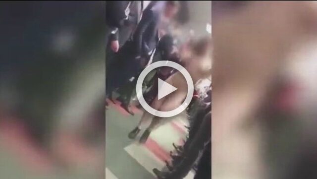 Βίντεο: Υποχρέωσαν εργαζόμενη να κάνει… γυμνή πασαρέλα για να ‘τονώσει το ηθικό’ συναδέλφων της