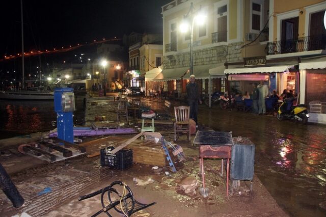 Βρήκε 300 ευρώ στα χαλάσματα της Σύμης και τα παρέδωσε στην αστυνομία