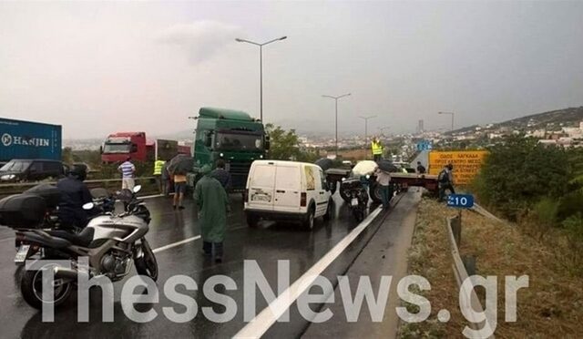 Θεσσαλονίκη: Σημαντικά προβλήματα σε δρόμους και μετακινήσεις από την κακοκαιρία